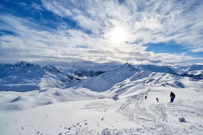 Solo mentar su nombre provoca escalofríos: Black scorpions. Así se llaman las siete pistas más desafiantes de <a href="https://www.silvretta-montafon.at/en " rel="nofollow" target="_blank">la estación de esquí de Silvretta-Montafon</a>, en el valle de Montafon, en el Estado austriaco de Vorarlberg. Con más de 140 kilómetros de pistas, se trata de una de las diez zonas de esquí más grandes de Austria. Las hay fáciles (7 pistas, 60 kilómetros), de dificultad media (8 pistas, 45 kilómetros) y las más difíciles (8 kilómetros) con pendientes de hasta el 81%. Son tan negras (pistas muy empinadas, destinadas únicamente a esquiadores con un nivel muy alto) que el esquiador medio tiene que bajarlas como si se tratara de un principiante, siempre en cuña. El subidón máximo de adrenalina se obtiene en la pista de Sennigrat.