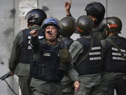 Miembros de la Fuerza de Acciones Especiales (FAES) de la Guardia Nacional Bolivariana, durante una protesta en enero pasado en Caracas. En vídeo, declaraciones de la Alta Comisionada de Naciones Unidas para los Derechos Humanos, Michelle Bachelet, sobre el comportamiento de la policía en Venezuela.