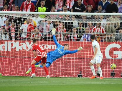 Taty Castellanos marca en el inicio del encuentro entre el Girona y el Real Madrid, en Montilivi este martes.