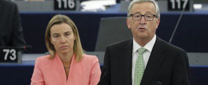 Jean-Claude Juncker se dirige a los eurodiputados. Al fondo, la alta representante para la Pol&iacute;tica Exterior Europea, Federica Mogherini.