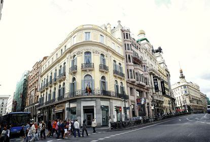 El edificio que hace esquina entre la calle de Alcalá y la de Cedaceros es conocido con el nombre de “Sociedad Nuevo Club” o “Casa del New Club de Madrid” y fue construido en el año 1902.