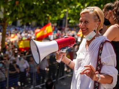 Rosa Díez, en la manifestación contra los indultos del Gobierno a los líderes independentistas catalanes en la Plaza de Colón en Madrid.
