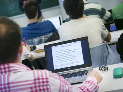 Alumnos en un aula de la Universidad Politècnica de Catalunya (UPC).