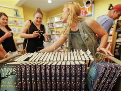 Compradores recogen ejemplares a la venta de la nueva novela de Harper Lee &#039;Ve y pon un centinela&#039; en la librer&iacute;a Little Shop of Stories en Decatur (Georgia).