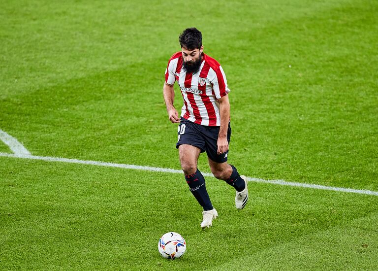 Asier Villalibre, en una acción del partido este lunes en San Mamés entre el Athletic y el Betis.