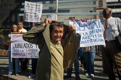 Jubilados venezolanos piden una mejora de sus condiciones.
