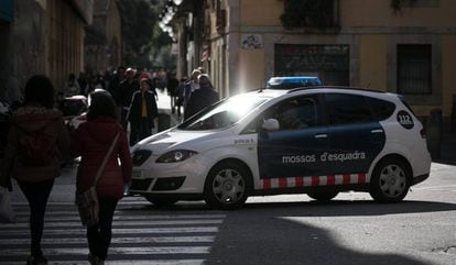 Un coche de los Mossos patrulla por Barcelona. 