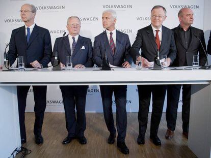 El presidente del consejo de supervisión de Volkswagen, Hans Dieter Pötsch, el portavoz de la familia Porsche, Wolfgang Porsche, el presidente de Volkswagen, Matthias Müller, el jefe del Gobierno de Baja Sajonia, Stephan Weil, y el presidente del comité de empresa de Volkswagen, Bernd Osterloh, en Wolfsburgo el 22 de abril.