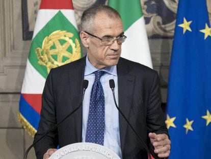 El primer ministro italiano designado Carlo Cottarelli, el lunes tras su encuentro con el presidente de Italia, Sergio Mattarella. En vídeo, declaraciones de Di Maio, líder del Movimiento 5 Estrellas.