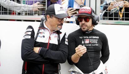 Alonso charla con Rob Leupen, director de Toyota, durante las 6 Horas de Silverstone.