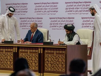 Los jefes de los equipos negociadores de EE UU y los talibanes durante la firma del acuerdo en Doha (Qatar).