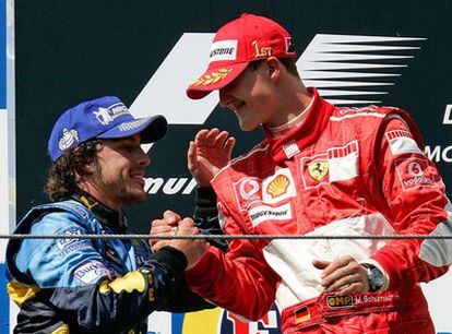 Alonso saluda a Schumacher tras el Gran Premio de San Marino de 2006.