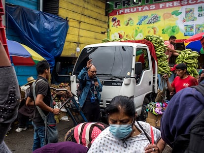 Comerciantes y transeúntes en La Terminal.