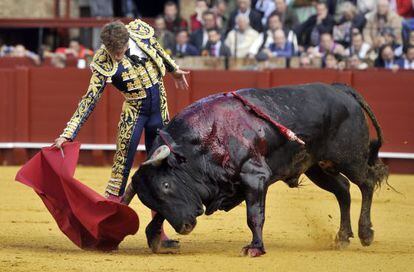El Diestro de Gerena, Manuel Escribano, con su primer toro, durante la corrida de toros de Domingo de Resurrección.