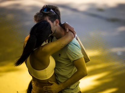 Una pareja besándose en el Moll de la Fusta, en Barcelona, esta semana.