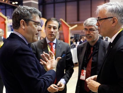 El ministro Álvaro Nadal conversa con el director general de Turismo de la Generalitat, Octavi Bono, en Fitur.