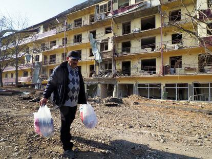 Un hombre pasea por delante de un edificio bombardeado en Shushá.