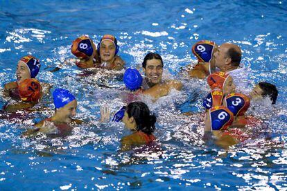 Miki Oca, en el agua con la selección femenina de waterpolo, ganadoras de la medalla de oro en la final de los campeonatos del mundo de natación en Barcelona