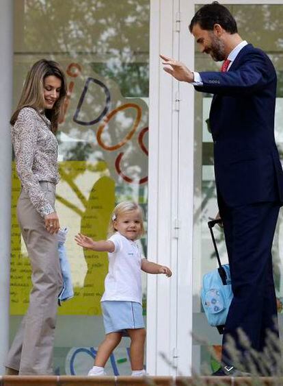 Los Príncipes de Asturias acompañan a su hija pequeña, la infanta Sofía, en su primer día de guardería