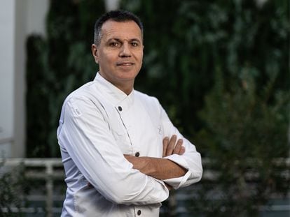 El cocinero Oriol Castro, en la terraza del restaurante Disfrutar, en Barcelona.