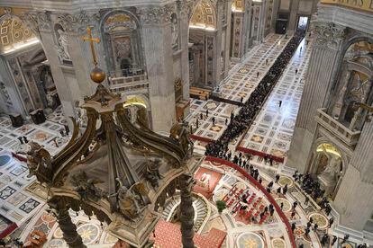 Interior de la basílica de San Pedro, durante el primer día de la capilla ardiente del pontífice Benedicto XVI. 