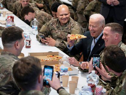 Joe Biden visita la 82 División Militar Aerotransportada de las Fuerzas Armadas de EE UU, este viernes en Jasionka, Polonia.