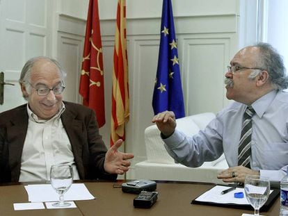 Miquel Caminal (izq.) junto a Carod Rovira en un cara a cara organizado en junio de 2010.