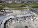 BOG800 BOGOTÁ (COLOMBIA), 02/04/2020.- Fotografía aérea que muestra una flota de aviones detenida, en su mayoría de la aerolínea Avianca este jueves en el Aeropuerto El Dorado, durante un sobrevuelo de la Fuerza Aérea de Colombia por Bogotá. Los vuelos comerciales están cerrados durante el período de cuarentena como parte de las medidas para prevenir la propagación del coronavirus COVID19. EFE/ Carlos Ortega
