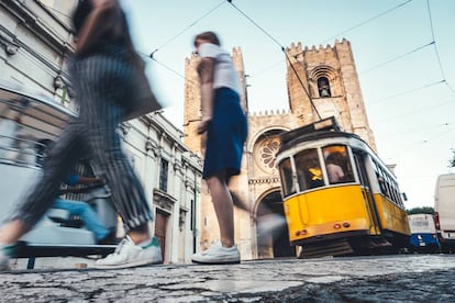 La línea 28 del tranvía de Lisboa, a su paso por la catedral.