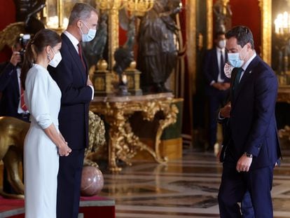 El presidente de Andalucía, Juan Manuel Moreno saluda a los Reyes durante la recepción ofrecida en el Palacio Real con motivo de la Fiesta Nacional del 12 de Octubre.