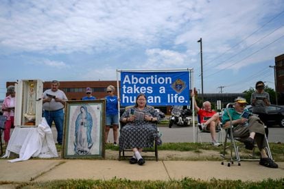 Activistas antiaborto protestan el 25 de junio ante el centro Hope Clinic For Women en Granite City, Illinois.
