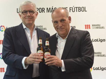 Alberto Rodríguez-Toquero, director general de Mahou San Miguel, y Javier Tebas, presidente de LaLiga