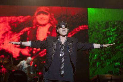 El cantante del grupo alemán Scorpions, Klaus Maine, durante su actuación el Azkena Rock Festival de Vitoria.