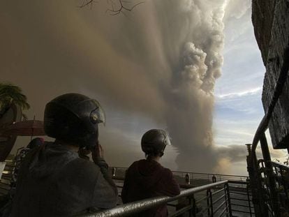 La columna de humo del volcán Taal, cerca de Manila, capital de Filipinas. En vídeo, imágenes de la erupción.