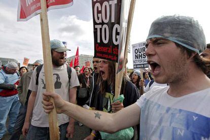 Manifestantes protestan contra los recortes en sanidad en el Reino Unido.