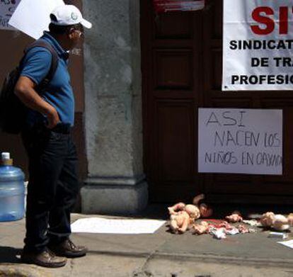 Protesta ante la Secretaría de Salud de Oaxaca.