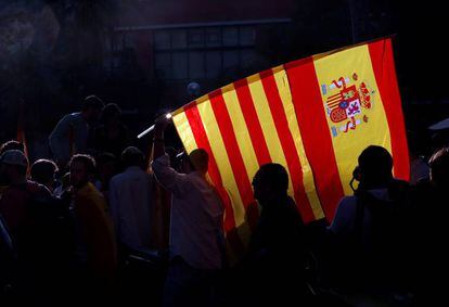 Manifestantes con las banderas española y catalana en Barcelona.