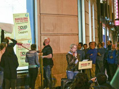 La CUP pega los primeros carteles en el edificio MWC junto a trabajadores en huelga de Movistar