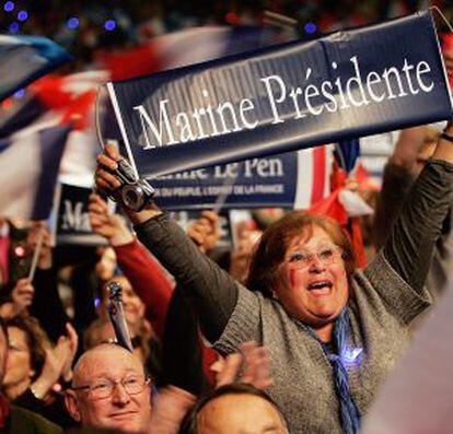 Una seguidora de Marine Le Pen en un mitín en París