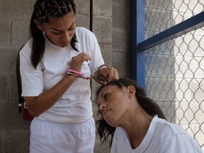 Kenia Hernández peina a Sara Rogel. Ambas están detenidas por emergencias obstétricas en El Salvador.