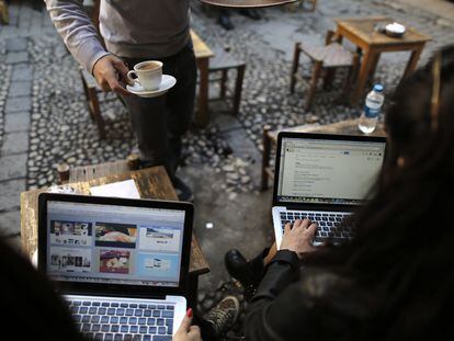 Dos personas con sus portátiles en una cafetería en Estambul (Turquía) en 2014.