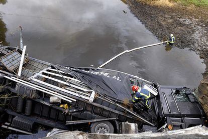 Un camión caído en el pantano de Legutiano (Álava) tras el choque mortal con un turismo.