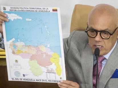 El presidente de la Asamblea Nacional, Jorge Rodríguez, muestra un mapa de Venezuela con la anexión del Esequibo, durante una sesión en Caracas.