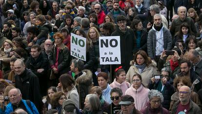Numerosas personas se concentran para defender la arboleda de la zona de Madrid Río, que se verá afectada por las obras del Metro, a 18 de febrero, en Madrid.