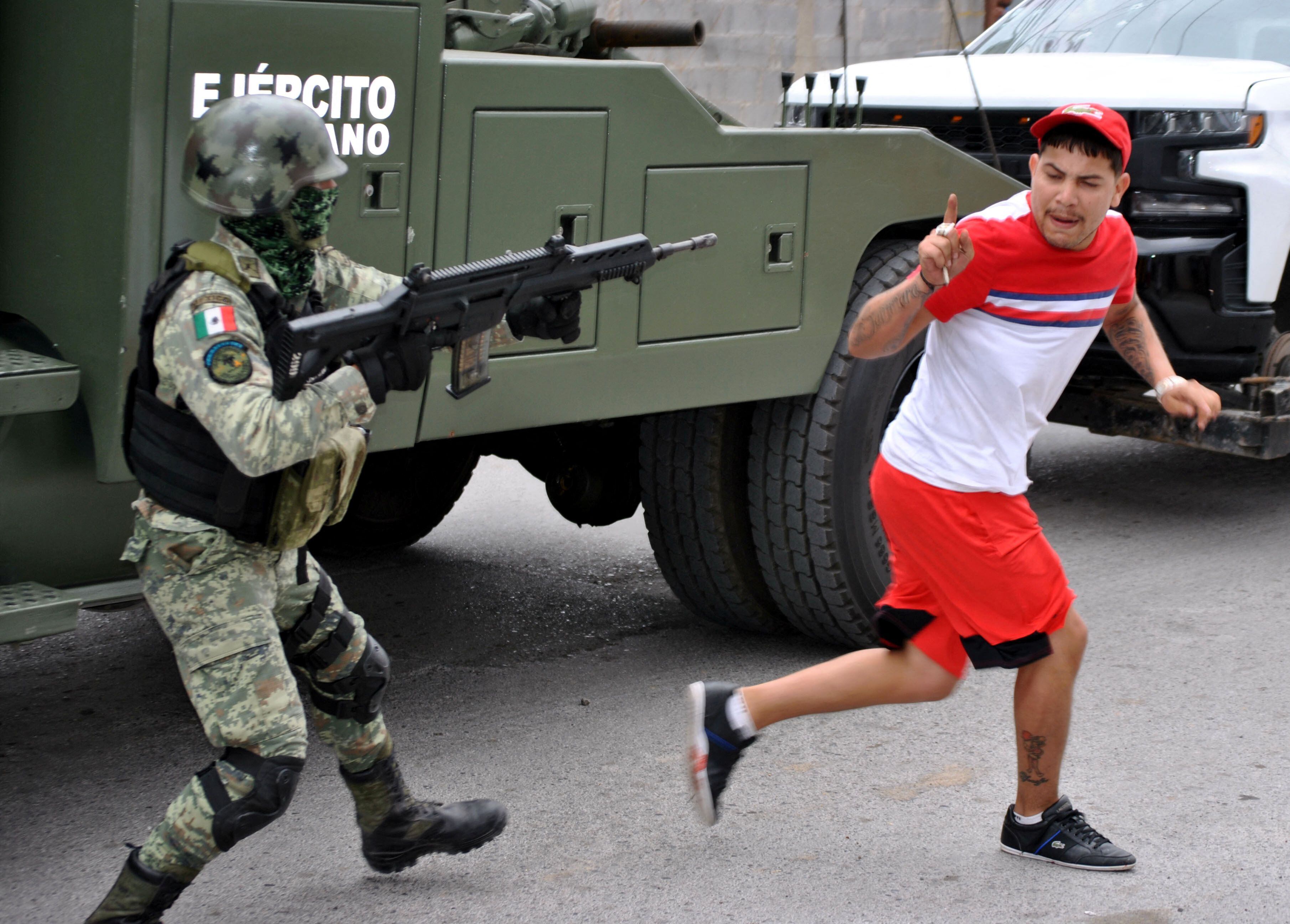 Un soldado del Ejército mexicano apunta su rifle hacia un ciudadano en Nuevo Lareo, el 26 de febrero de 2023.