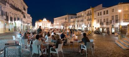 Terraza en la Praça do Giraldo, en Évora (Portugal).