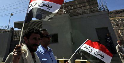 Dos yemen&iacute;es participan en San&aacute;, capital del pa&iacute;s, en una manifestaci&oacute;n en contra de los ataques de la coalici&oacute;n &aacute;rabe, encabezada por Arabia Saud&iacute;, este lunes.