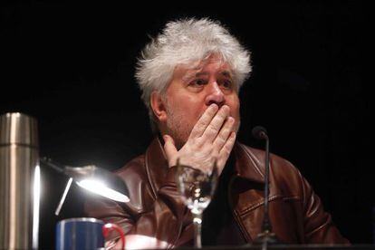 Pedro Almod&oacute;var, ayer, durante su clase magistral en el C&iacute;rculo de Bellas Artes de Madrid. 