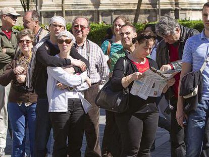 Cola de turistas en los Reales Alc&aacute;zares de Sevilla