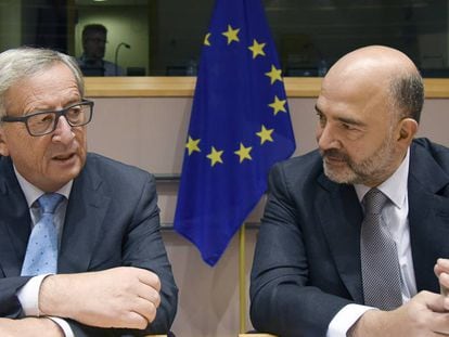 Jean-Claude Juncker (I) y el comisario Pierre Moscovici. 